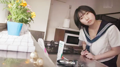 短发制服女学生被一个浑身臭气的中年男子在邻居的垃圾房里连续51次灌精，导致她怀孕