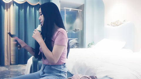 迷妹推荐--极品高颜值牛仔裤肥臀小姐姐，搞完一炮观众强烈要求返场，再次跟她大战三百回合，小姐姐高潮连连直喊受不了 第一场