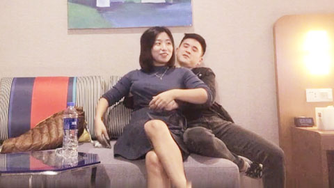 迷妹推荐--翻车视频上一分钟还愉快的坐着鸡巴发现被偷拍拼命挣脱抖动着大奶说要报警