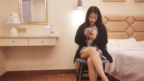 迷妹推荐--足浴勾搭甜美女技师，带到房间开操掰穴摸逼，上位骑乘前后蠕动，大力抽插猛操