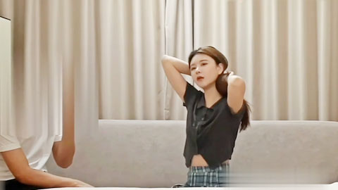 迷妹推荐--马尾妹子边谈边脱衣 被熊哥强操痛苦惨叫干到求饶