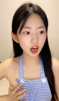 小围裙兜不住的胸