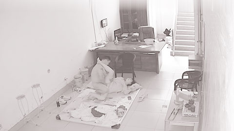 迷妹推荐--黑客破解网络摄像头偷拍小夫妻喜欢中午休息的时候在临时办公室的地铺上啪啪