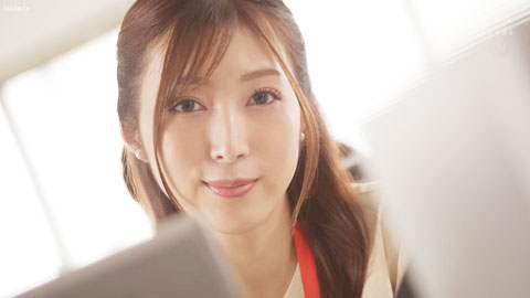 工作的时候，坐在对面桌子的、被传为“社长的情人”的资深同事今井，一直盯着我看_001