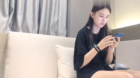 迷妹推荐--身材一米七几的九头身高个子女神，超模般冷艳的脸蛋儿，走T台肯定很有气势