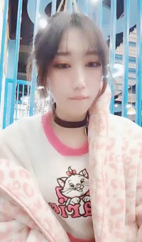 两个女主播相约吃火锅~在火锅店内露出喷水