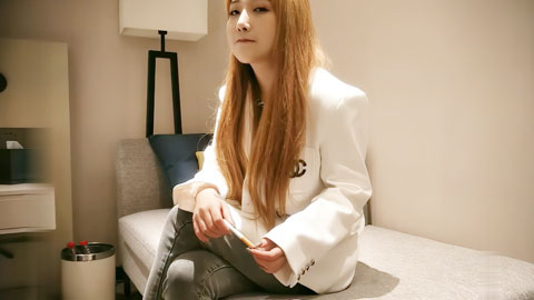 迷妹推荐--白衣牛仔裤甜妹，近距离特写上位快速抽插翘屁股后入，渐渐嫩乳清晰可见