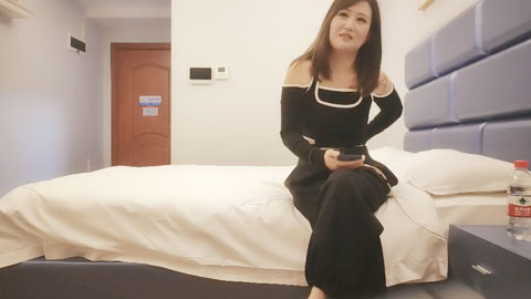 迷妹推荐--满背纹身少妇，舔屌深喉骑上来，扶着屁股后入猛操