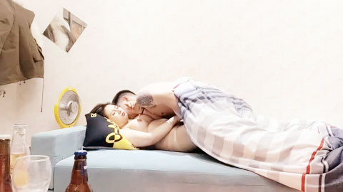 迷妹推荐--社交APP上勾搭的大胸小姐姐，单身许久好饑渴，大胸白嫩欲拒还迎近距离偷拍