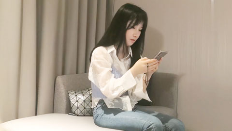 迷妹推荐--约了个牛仔裤甜美妹子啪啪，舔奶调情口交抬腿侧入