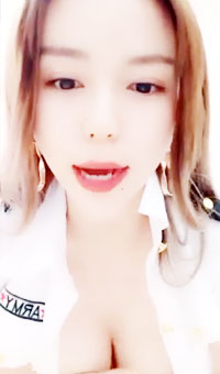 寂寞少妇憋在家里叫外卖勾引外卖小哥啪啪，露脸非常风骚，先给再激烈直接里看白浆流出