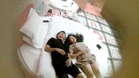 迷妹推荐--格子裙妹子和男朋友开房做爱激情