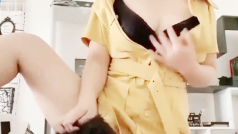 迷妹推荐--淫荡妈妈给儿子辅导作业，边辅导边勾引儿子