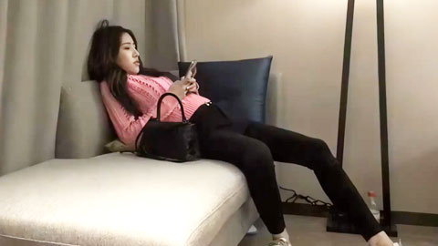 迷妹推荐--极品粉色毛衣妹子_漂亮妹妹大长腿文轩今天不算萎