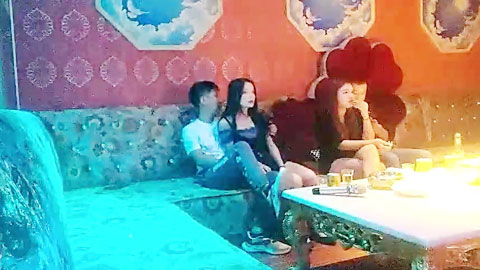 灯红酒绿，酒精音乐刺激下，沙发狂插御姐骚穴，娇喘配着歌声high爆了