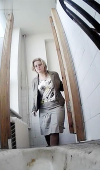 听说外国妹子不会亚洲蹲无法蹲着尿尿，但是看影片证实外国妹子也会蹲着尿尿