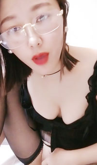 眼镜人妻发骚自慰无套爆操饥渴难耐，黑丝buff，天上飞机最快，地上眼镜最骚