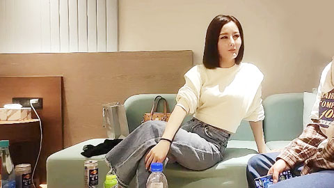 迷妹推荐--少妇加御姐一个接一个，最爱黑丝颜值不错直接在沙发上玩弄，口技一流第一次秒射再次持久