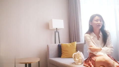 迷妹推荐--99年兼职外围，完美身材长相甜美镜头前口交各姿势抽插