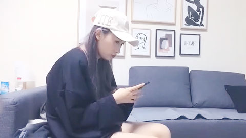 迷妹推荐--鸭舌帽漂亮小姐姐_,69姿势手指磨穴骚浪淫叫