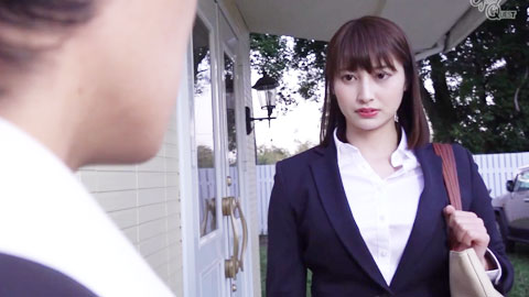 因女学生的嫉妒而沦为奴隶的女教师。她被暴露在露天并为一场比赛而牺牲_001