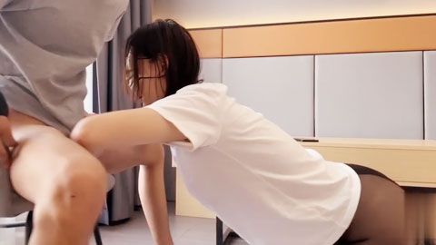 迷妹推荐--推特网红绿帽淫妻『小条』过来给爸爸吃鸡巴_强制深喉轻调教开档黑丝穴妹_边口交边摸逼