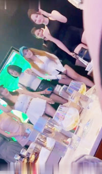 商K别拍照啊！玩归玩闹归闹！大哥你可别拍照商K里醉一醉忧愁烦恼全