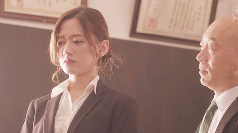 我的妻子在总统办公室工作时被射精了......_“我拥有你们一个人......”一个已婚女秘书，讨厌总统，每天晚上给她一个粘稠的吻和射精--001