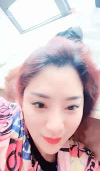 藏在小區民宅的風臊良家,大白天打開窗簾脫光光紫薇,好想被對面帥哥看到