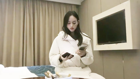 迷妹推荐--约了个白色外套苗条身材妹子啪啪，翘起屁股口交上位骑坐后入大力猛操