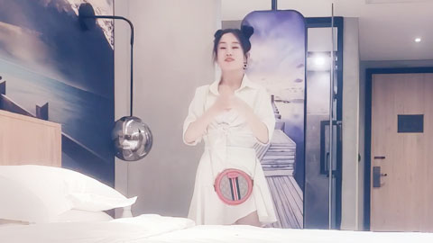 迷妹推荐--凌晨约两个外围妹子双飞激情，一个舔屌舔奶头舔的好爽，后入猛操另一个妹子摸奶，操爽一个再换下一个