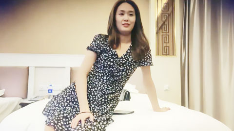 迷妹推荐--大波浪斑点长裙妹子，深喉口交大屌新视角，按着双腿进出深插