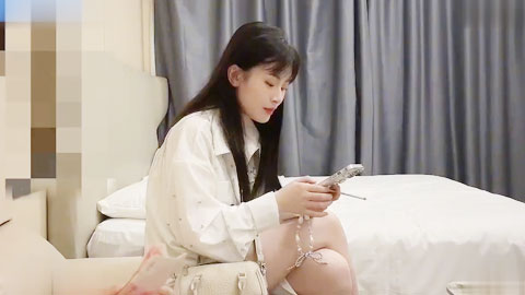 迷妹推荐--可爱的小美女皮肤白里透红各种姿势调教在床上完美展现、