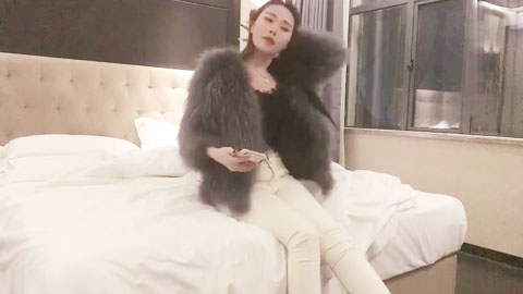 迷妹推荐--极品风骚御姐外围，大长腿淫荡美乳，老汉推车狂干一番