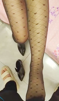 脱下给嫂子买的新鞋，把小脚丫放在肉棒上揉动 嫂子也知道我什么想法自己就动了起来 真的爽死