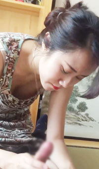 大红色口红显得女人味十足 被大哥后入爆操， 呻吟声都非常诱惑，极其享受被肉棒塞满的感觉！