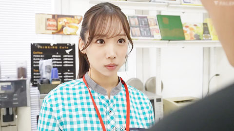 穿着如此火辣内衣在工作的间隙上传SNS视频后_cut_002