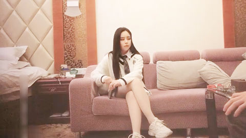 迷妹推荐--酒店约两个美女挑半天还是白衣苗条小姐姐吸引人留下来，柔柔气质肉肉娇躯吸吮鸡巴销魂沸腾啪啪猛烈力道操