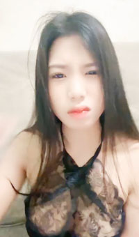 給你初恋的感觉，虽不顶美但骚，大木瓜奶太诱人，抠逼自慰！高潮喷水