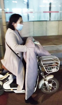 熟女老师开电动车来偷情