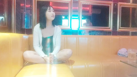 迷妹推荐--KTV搞美女，包臀裙美腿，唱着歌摸奶扣穴，扛起双腿操美女害羞，操起了好紧