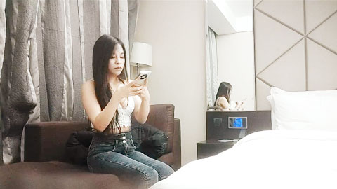 迷妹推荐-牛仔裤性感小骚货，超棒身材翘起屁股磨蹭，交叉双腿后入爆操，怼着骚穴猛干妹子受不了