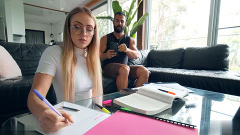 女儿在学习呢 父亲已直在旁边打扰