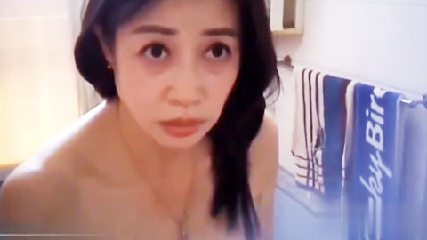 迷妹推荐--漂亮美熟女在家偷情，大哥操到性起，灵魂拷问大姐，拟生老两个孩子下面为什么还这么紧，我老婆生了一个就松了