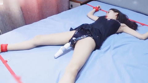 迷妹推荐--双机位多角度拍摄，床上大字捆绑，固定棒棒全程最高档，呻吟挣扎伴随TK1