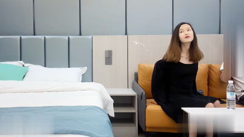 迷妹推荐--身高170cm，外围大圈00后，苗条粉嫩身材好，被干得嗷嗷叫，爽歪歪