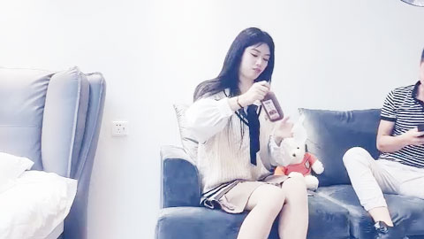 迷妹推荐--168CM美腿小妞，一脸呆萌，小伙太猛连续搞了两炮