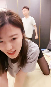 “啊啊爸爸小骚逼里面好痒，我还想要 ”