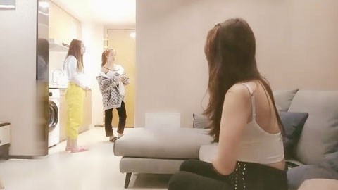 迷妹推荐--4P名场面，猛男大战3个妹子，坐沙发上一个个轮流来