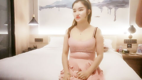 迷妹推荐--马尾辫风骚小少妇，镜头前深喉口交